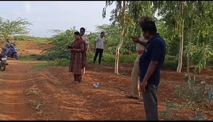 சிவகங்கை இளையான்குடி சாலையில் இளைஞர் கழுத்தில் வெட்டி கொ*ல