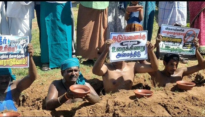 அணைக்கரைப்பட்டி பாலாற்றில் கழுத்து வரை மண்ணில் புதைந்து விவசாயிகள் போராட்டம்
