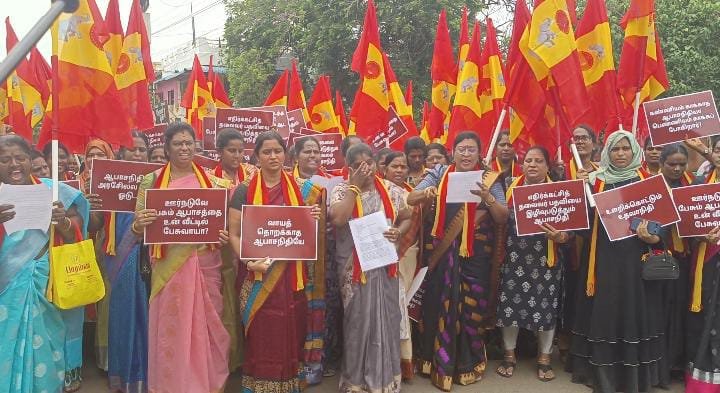 காரைக்குடியில் உதயநிதி ஸ்டாலின் மீது நடவடிக்கை எடுக்கக்கோரி    தவெக  மகளிர் அணியினர் புகார்