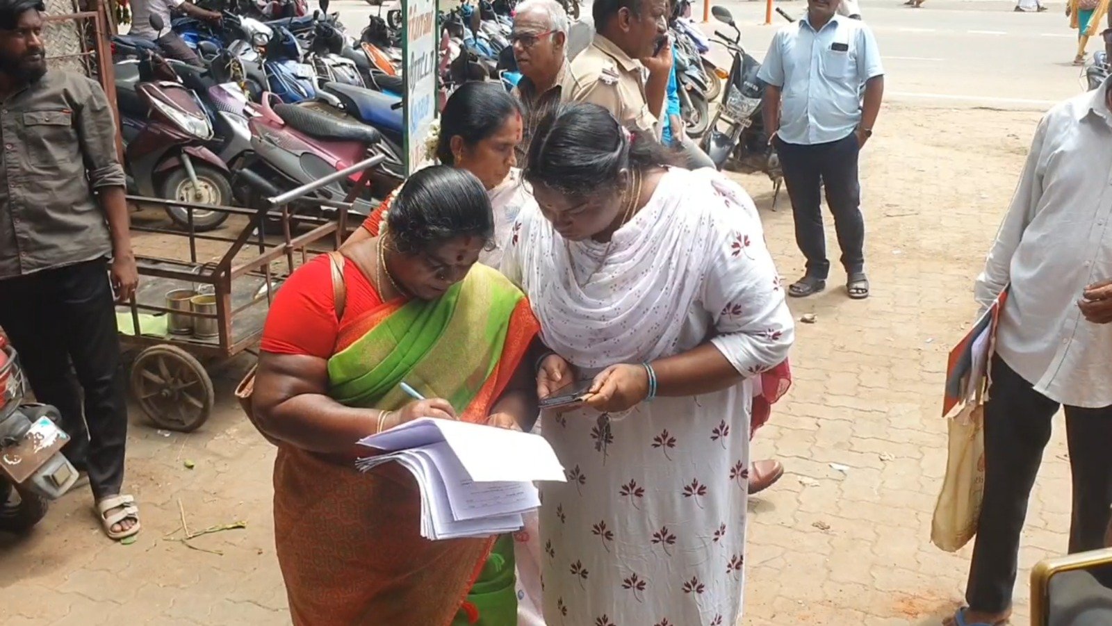 வாடகை பாக்கி செலுத்தாத கடைகளுக்கு சீல் : சிவகங்கை நகராட்சி அதிரடி நடவடிக்கை