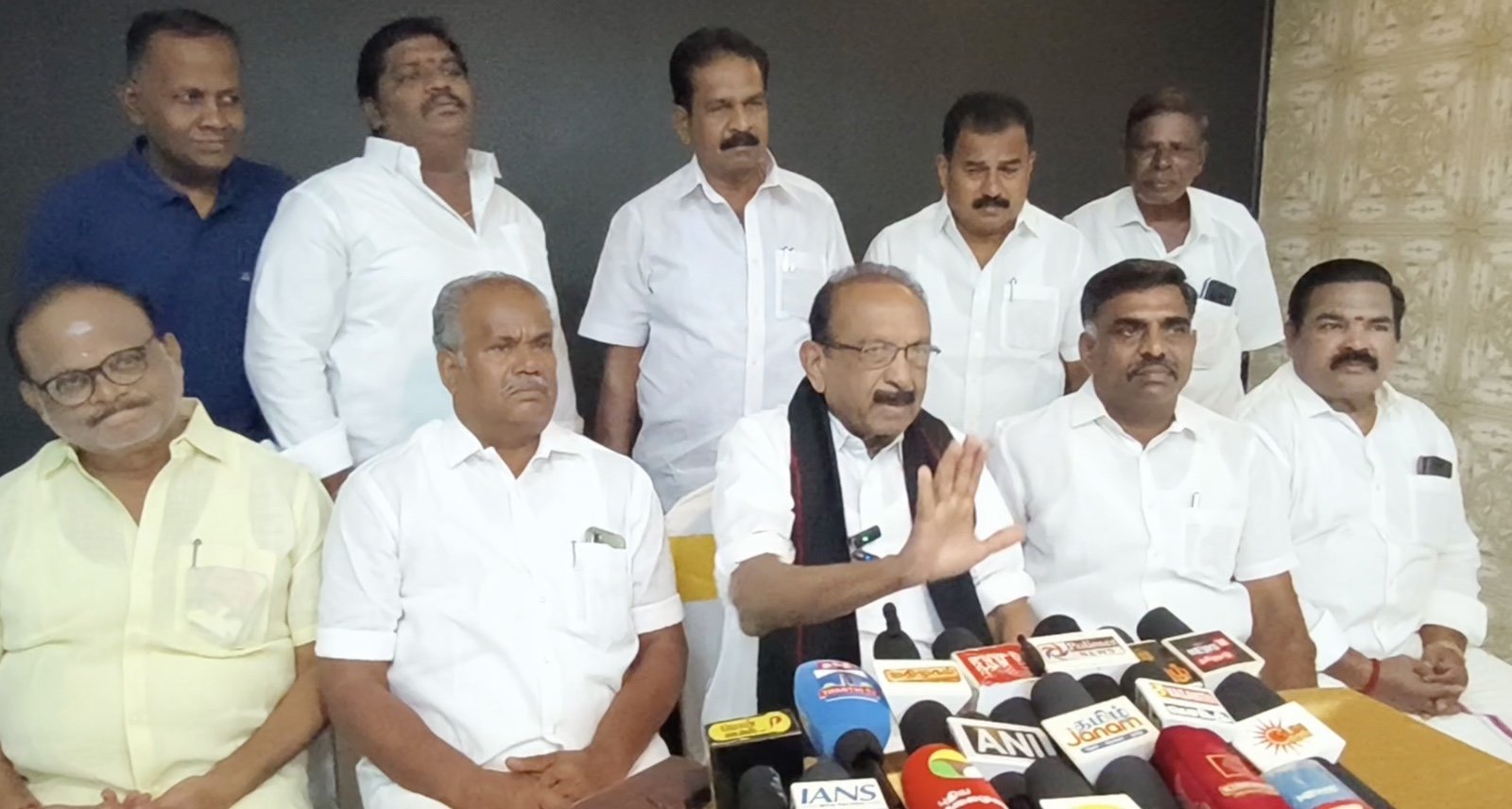 தேர்தல் காலத்தில் நாங்கள் நடத்தப்பட்ட விதத்தில் மனம் உடைந்து போய் தான் திமுக கூட்டணியில் இருந்து விலகினோம்    காரைக்குடியில் வைகோ பேட்டி.
