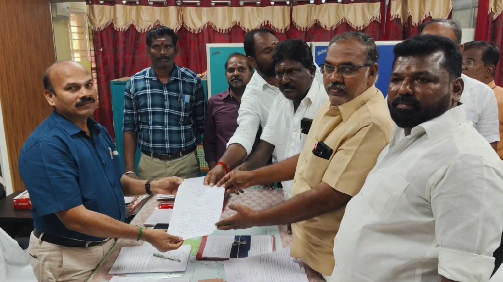இலுப்பக்குடி சிவன் கோவில் நிலம் ஆக்கிரமிப்பு முயற்சி: 2 ஜே.சி.பி. வாகனங்கள் பறிமுதல்