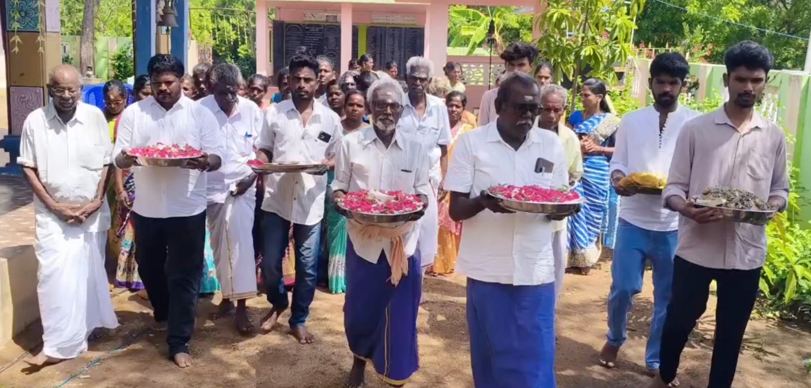 பாலதண்டாயுதபாணி கோவிலில் முதல்வர் விஜய் பிறந்தநாளை முன்னிட்டு    வெள்ளி கவசத்தில் காட்சி தந்த சுவாமி
