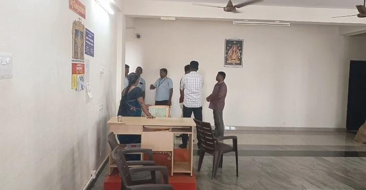 காரைக்குடி மோட்டார் வாகன ஆய்வாளர் அலுவலகத்தில்    லஞ்ச ஒழிப்பு காவல்துறையினர் அதிரடி சோதனை