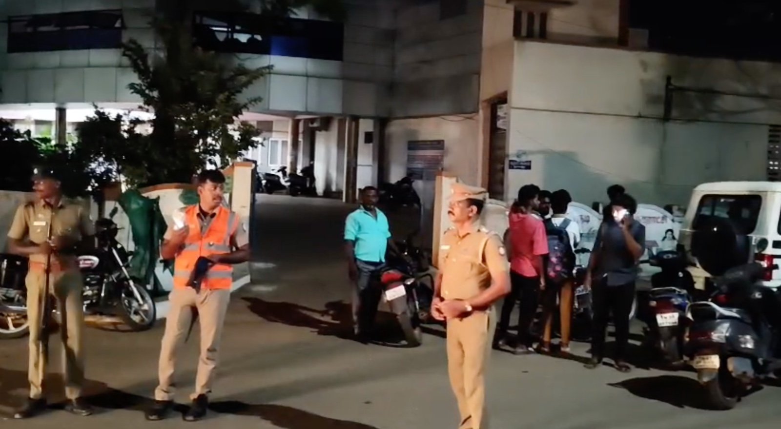 காரைக்குடியில் துப்பாக்கி ஏந்திய போலீசுடன் வாகன சோதனை
