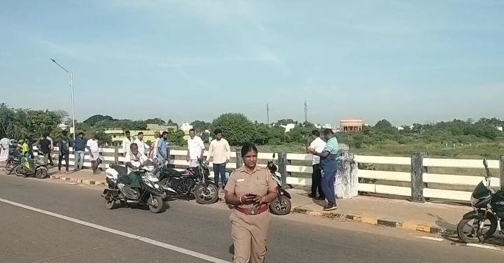 திருப்புவனம் வைகை ஆற்றில் அடையாளம் தெரியாத ஆண் சடலம் மீட்பு