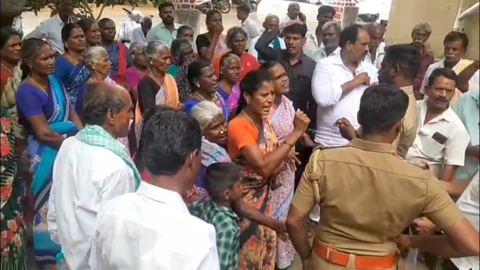 கோவில் கும்பாபிஷேக விழாவில் அரிவாள் வெட்டு: 5 பேர் காயம்    குற்றவாளியை கைது செய்யக் கோரி காவல் நிலைய முற்றுகை