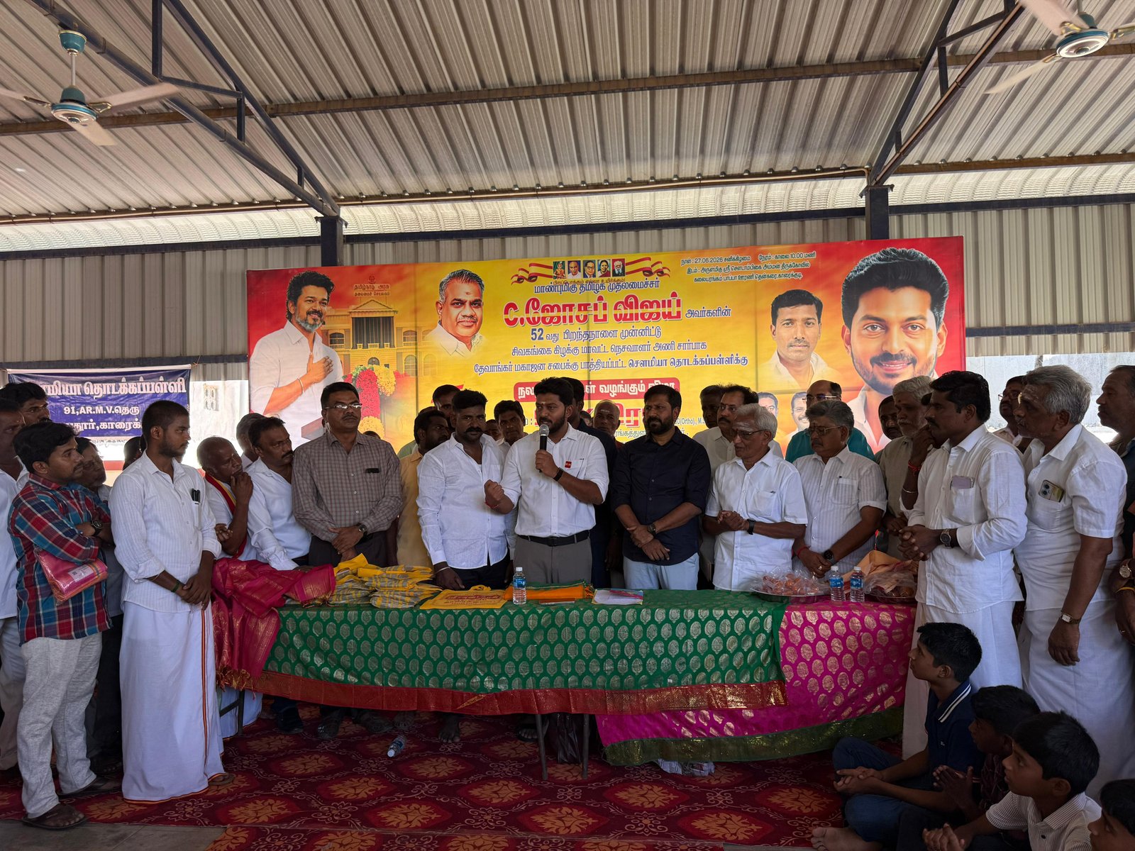காரைக்குடி சௌமியா தொடக்கப் பள்ளியில் நலத்திட்ட உதவிகளை வழங்கிய அமைச்சர் டி.கே. பிரபு  