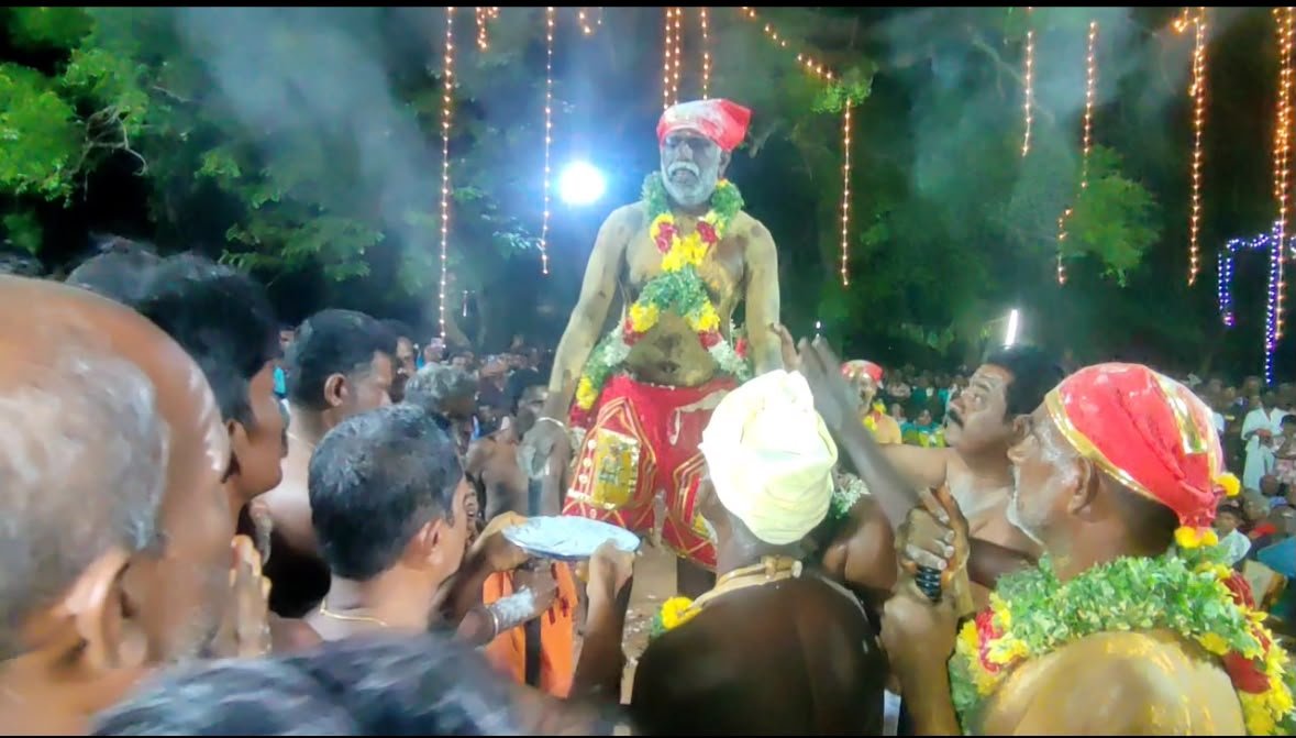 நள்ளிரவில் கிடாக் கறி விருந்து ... அரிவாள் மீது சாமியாடிகள் அருள்வாக்கு