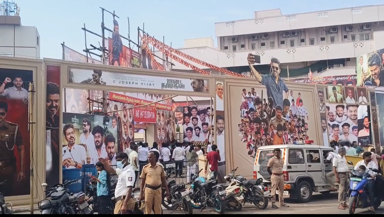 பொதுமக்களுடன் அமர்ந்து ஜனநாயகன்  திரைப்படம் பார்த்த அமைச்சர் டாக்டர் டிகே பிரபு