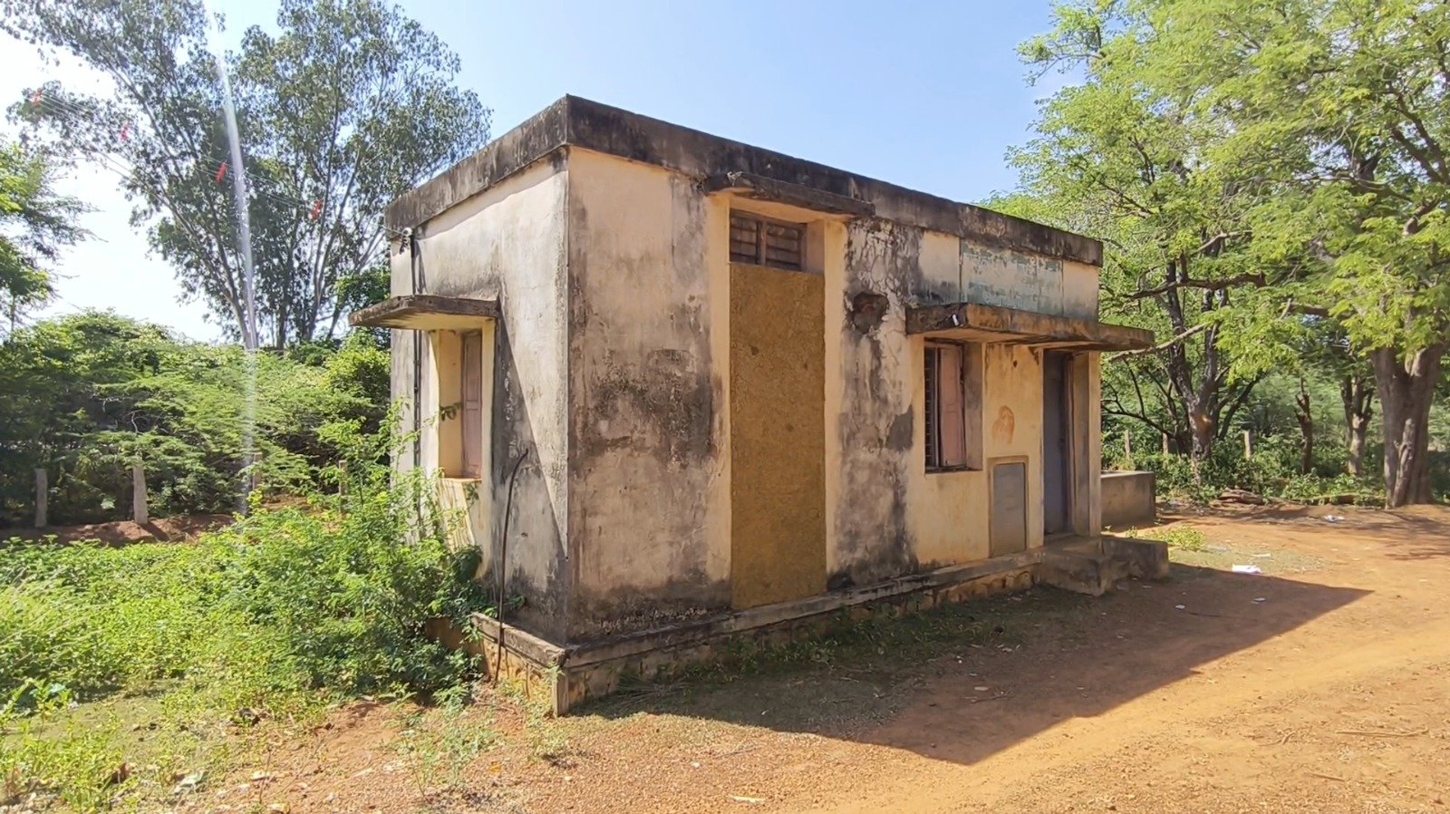 அமராவதிபுதூரில் செயல்படாமல் உள்ள கால்நடை மருத்துவமனை பல கிலோமீட்டர் அலைவதாக விவசாயிகள் வேதனை