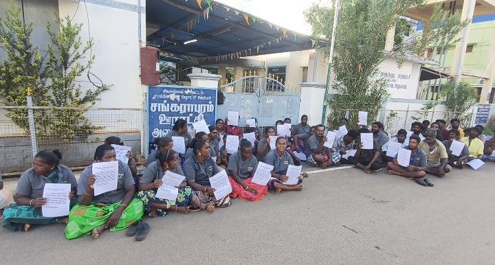 சங்கராபுரம் துப்புரவு பணியாளர்கள் பணி நிரந்தரம் உள்ளிட்ட கோரிக்கைகளை வலியுறுத்தி ஆர்ப்பாட்டம்
