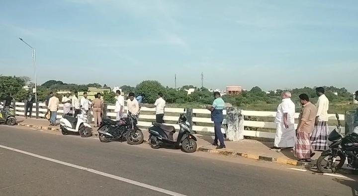 திருப்புவனம் வைகை ஆற்றில் அடையாளம் தெரியாத ஆண் சடலம் மீட்பு