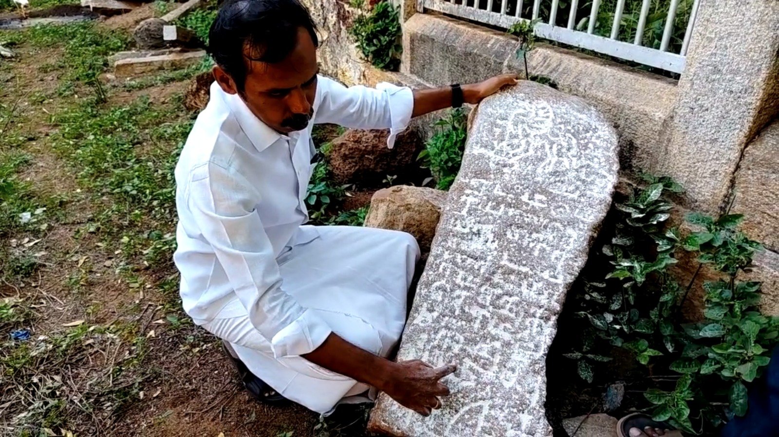 சோழபுரத்தில் சிங்கம் பொறித்த ஆசிரியம் கல்வெட்டு கண்டெடுப்பு