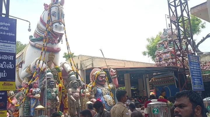 மடப்புரம் பத்ரகாளியம்மன் கோவிலில் ஆடி முதல் வெள்ளியொட்டி 20,000 மேற்பட்ட பக்தர்கள் தரிசனம்