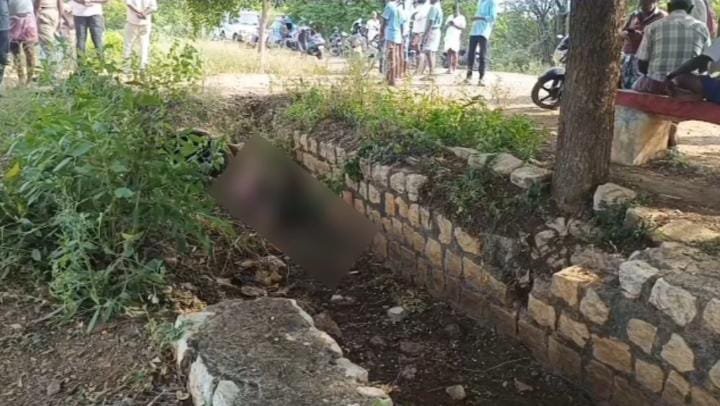 மூதாட்டி ஒருவர் மர்மமான முறையில் கால்வாயில் உயிரிழந்து கிடந்த சம்பவம் அப்பகுதியில் பரபரப்பை ஏற்படுத்தியுள்ளது