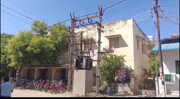 திருப்பத்தூரில் மின் கம்பத்தில் திடீர் தீ விபத்து