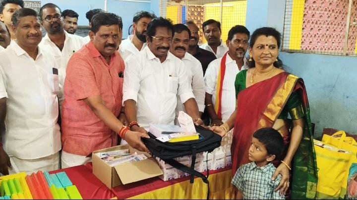 தவெக நிர்வாகி மருங்கிப்பட்டி ரமேஷ் சார்பில்     ஆரம்பப் பள்ளி  மாணவர்களுக்கு பள்ளி உபகரணங்கள் வழங்கும் விழா