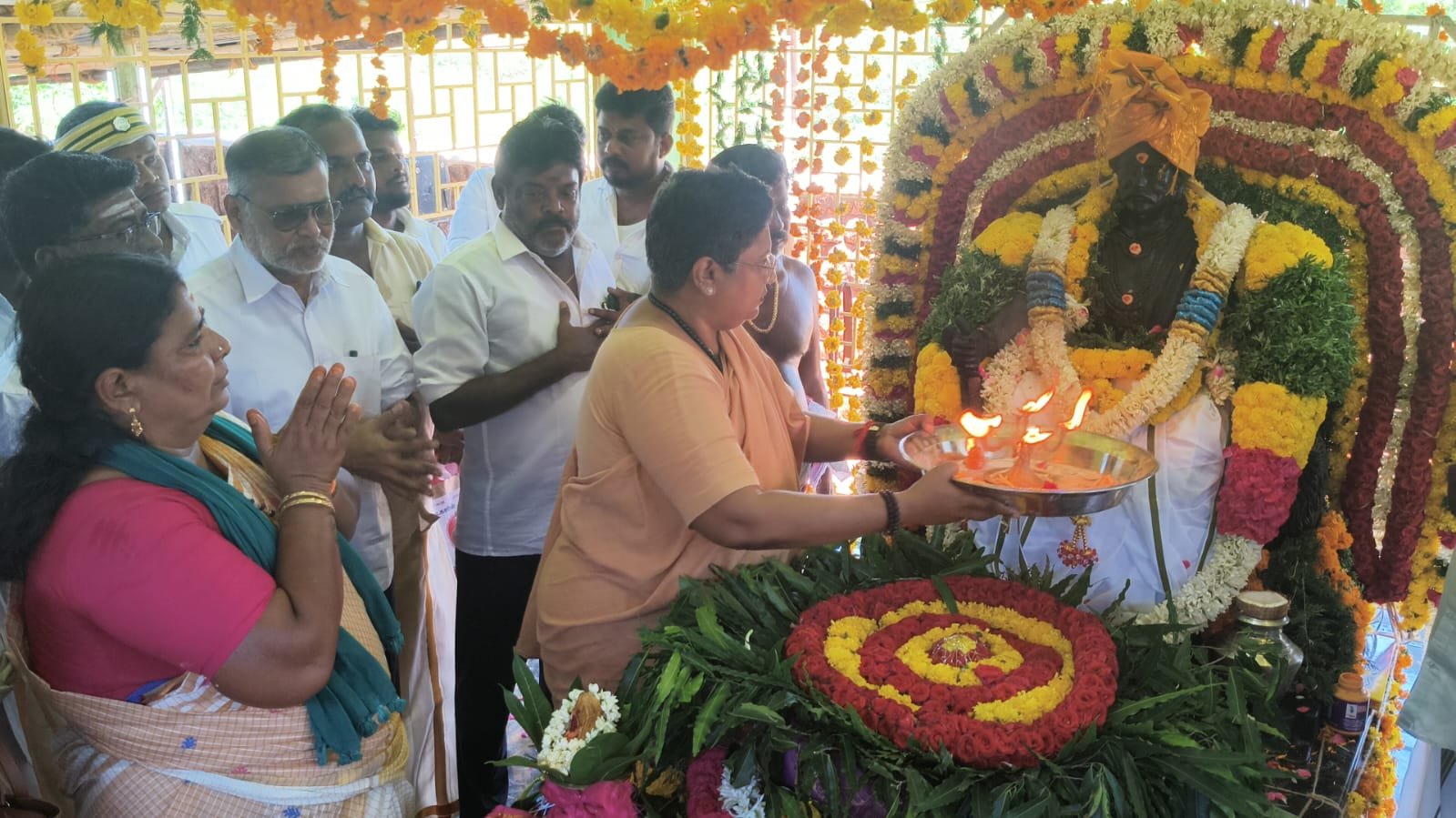 முத்துவடுகநாதர் குரு பூஜையை முன்னிட்டு ராணி டிஎஸ்கே மதுராந்தகி நாச்சியார் அஞ்சலி