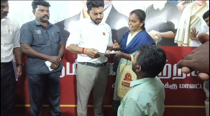 காரைக்குடியில் அமைச்சர் பிரபுவிடம் மனு அளித்த பொதுமக்கள்