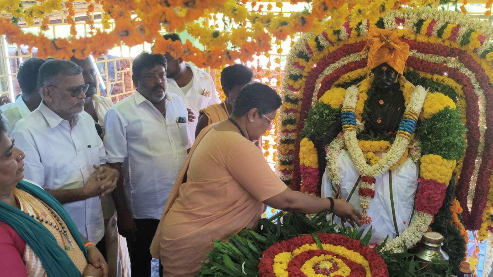 முத்துவடுகநாதர் குரு பூஜையை முன்னிட்டு ராணி டிஎஸ்கே மதுராந்தகி நாச்சியார் அஞ்சலி