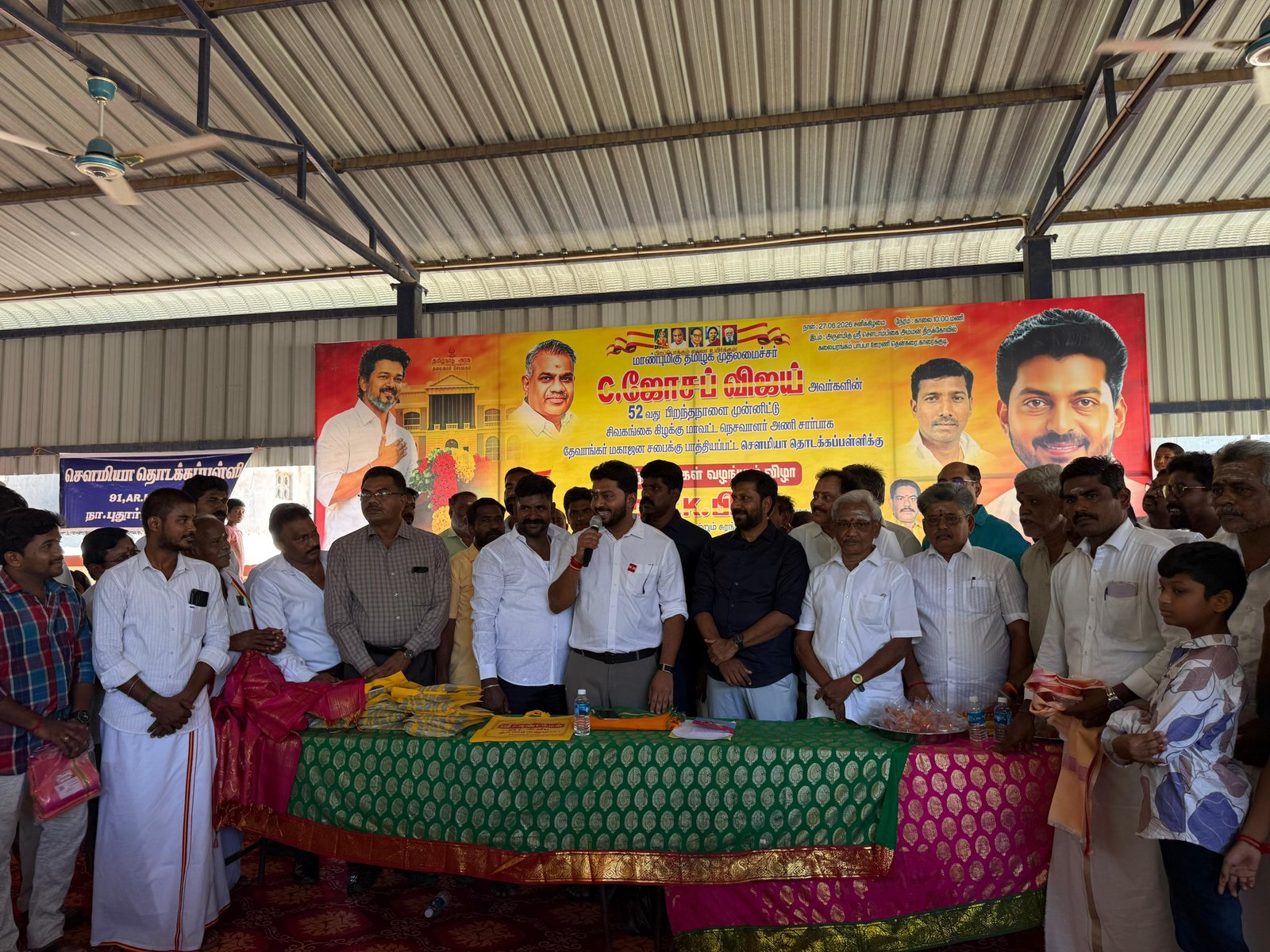 காரைக்குடி சௌமியா தொடக்கப் பள்ளியில் நலத்திட்ட உதவிகளை வழங்கிய அமைச்சர் டி.கே. பிரபு  