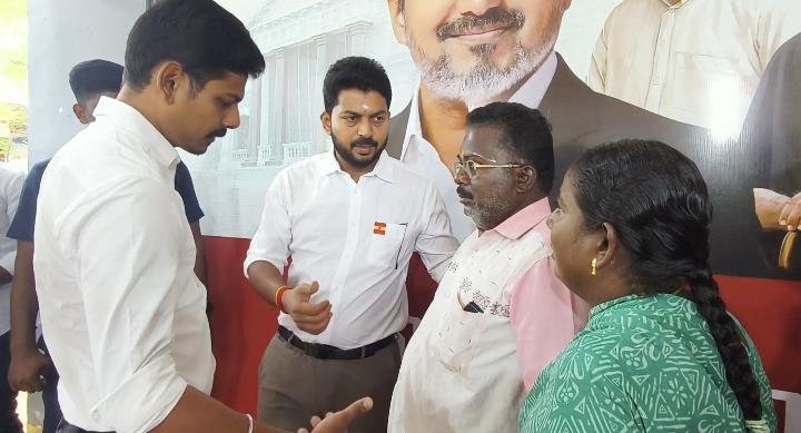 காரைக்குடியில் பொதுமக்களிடம் கோரிக்கை மனுக்களை பெற்ற அமைச்சர் டி கே பிரபு
