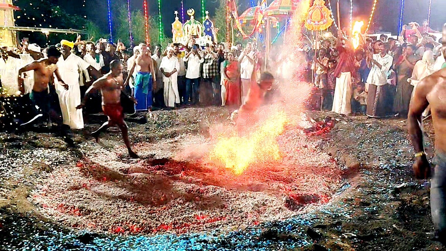 வஞ்சினிப்பட்டியில் இந்து முஸ்லிம் ஒற்றுமையை பறைசாற்றும் பூக்குழித் திருவிழா
