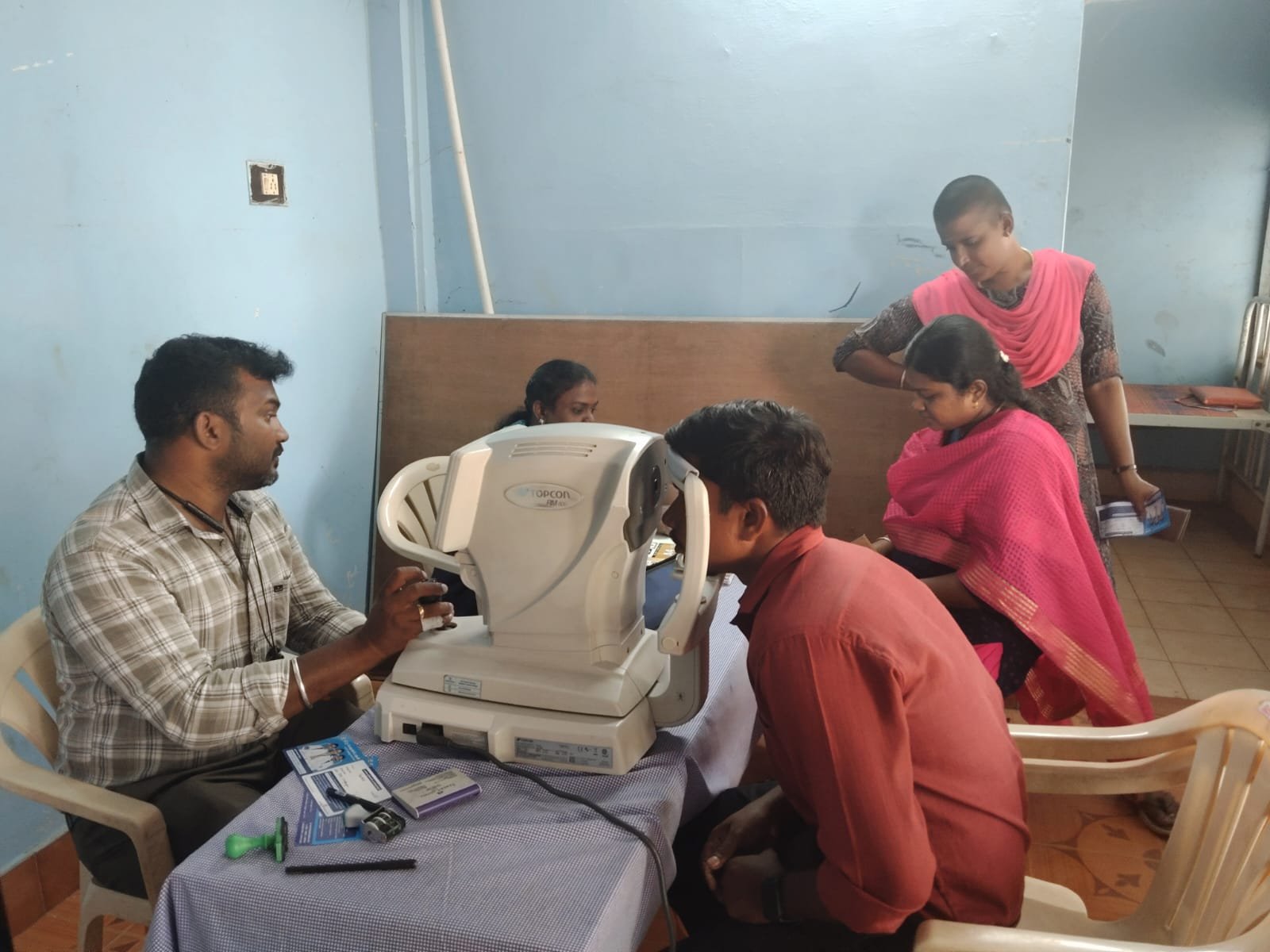 சிவகங்கையில் 108 ஆம்புலன்ஸ் பணியாளர்கள் மற்றும் குடும்பத்தினருக்கு இலவச கண் பரிசோதனை முகாம்