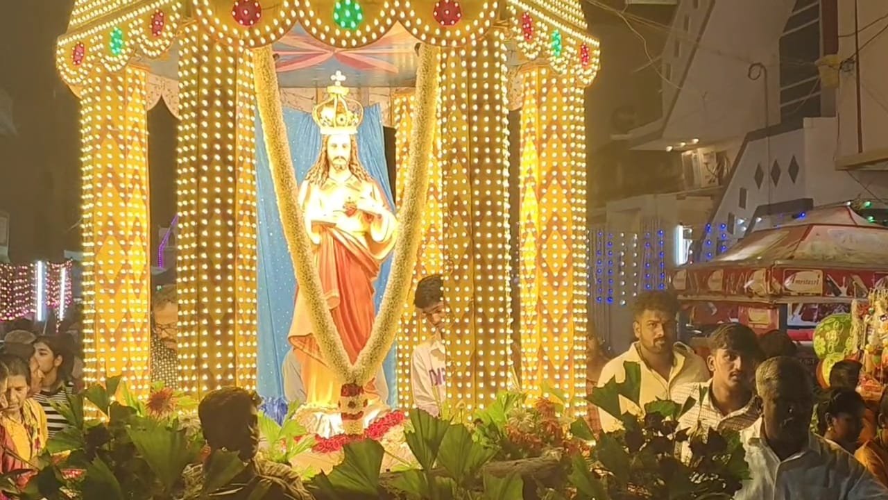 இடைக்காட்டூர் திரு இருதய ஆண்டவர் சர்ச்சில் மின் அலங்கார தேர்பவனி; ஆயிரக்கணக்கான கிறிஸ்தவர்கள் பங்கேற்பு