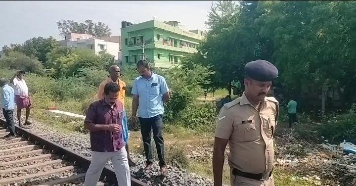 திருப்புவனத்தில் ரயில் இன்ஜின் மோதி இளைஞர் உயிரிழப்பு