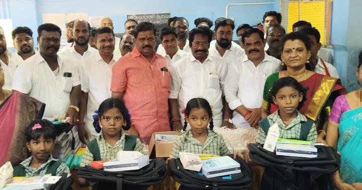 தவெக நிர்வாகி மருங்கிப்பட்டி ரமேஷ் சார்பில்     ஆரம்பப் பள்ளி  மாணவர்களுக்கு பள்ளி உபகரணங்கள் வழங்கும் விழா