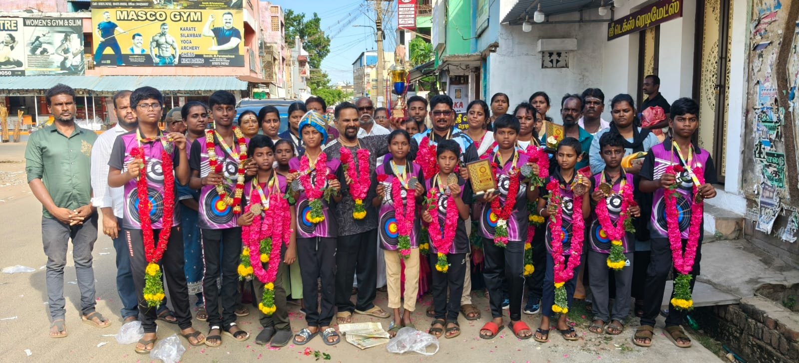 தேசிய வில்வித்தைப் போட்டியில் 10 பதக்கங்களை வென்ற சிவகங்கை வீரர்களுக்கு உற்சாக வரவேற்பு