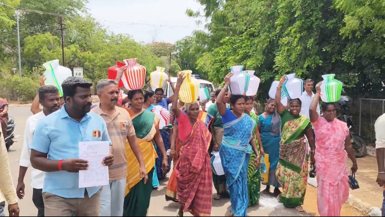 சிவகங்கையில்  காலிக்குடங்களுடன் ஆட்சியர் அலுவலகம் வந்த பெண்கள்
