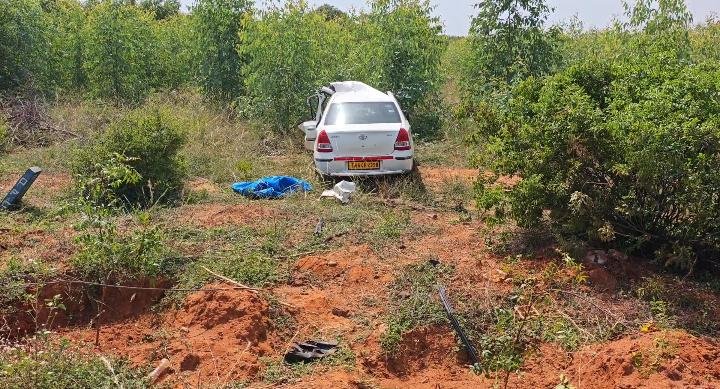 சிவகங்கையில் கோழி தீவனம் ஏற்றி சென்ற லாரி, கார் மீது மோதி விபத்து