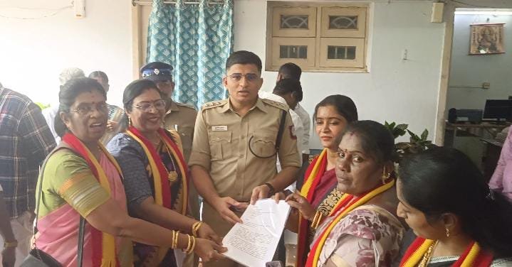 காரைக்குடியில் உதயநிதி ஸ்டாலின் மீது நடவடிக்கை எடுக்கக்கோரி    தவெக  மகளிர் அணியினர் புகார்