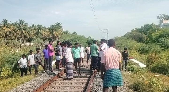 திருப்புவனத்தில் ரயில் இன்ஜின் மோதி இளைஞர் உயிரிழப்பு