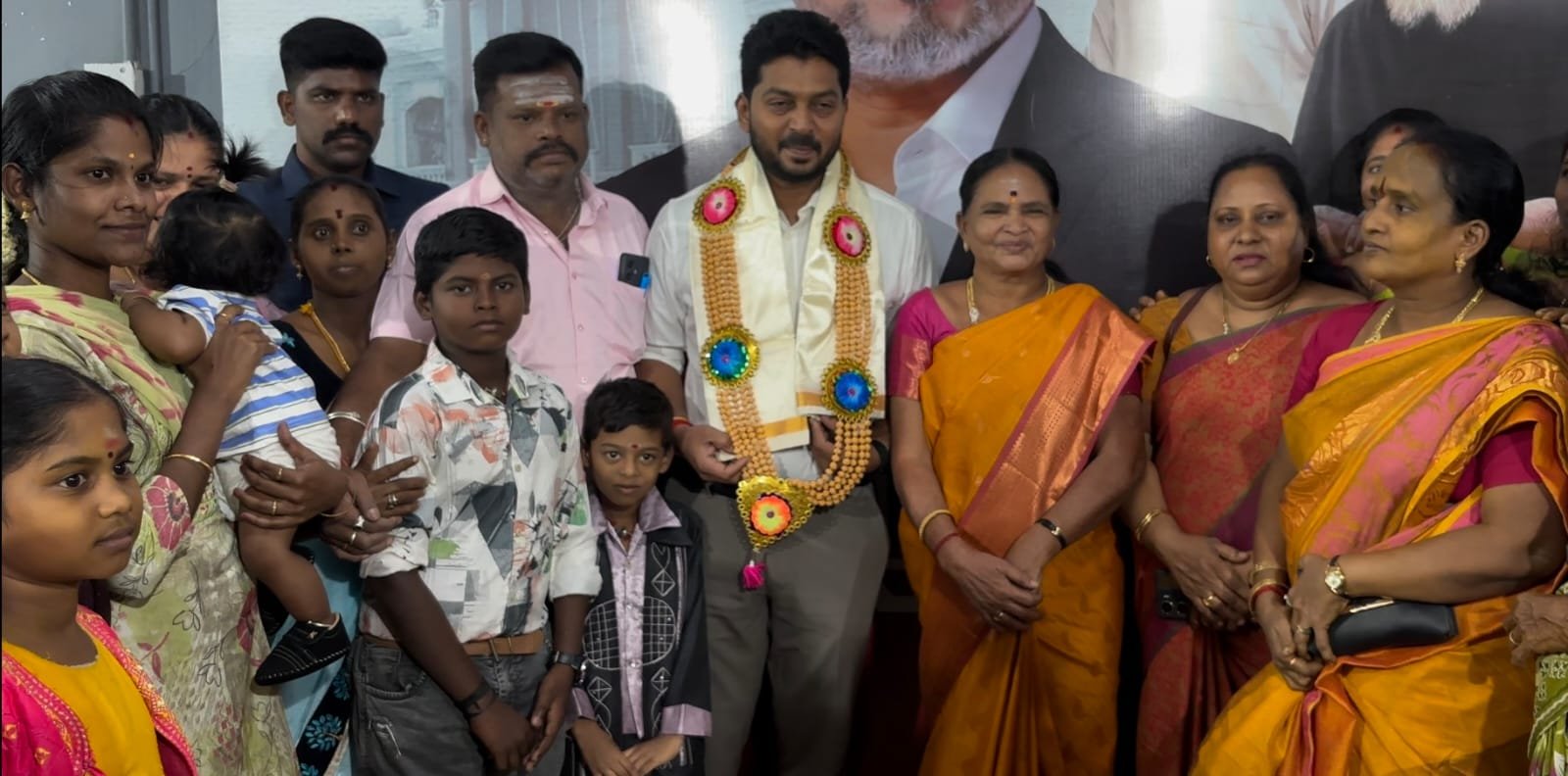 காரைக்குடியில் அமைச்சர் டி கே பிரபு  முன்னிலையில் 52 உறுப்பினர்களுடன் தவெக வில் இணைந்த அதிமுக நிர்வாகி