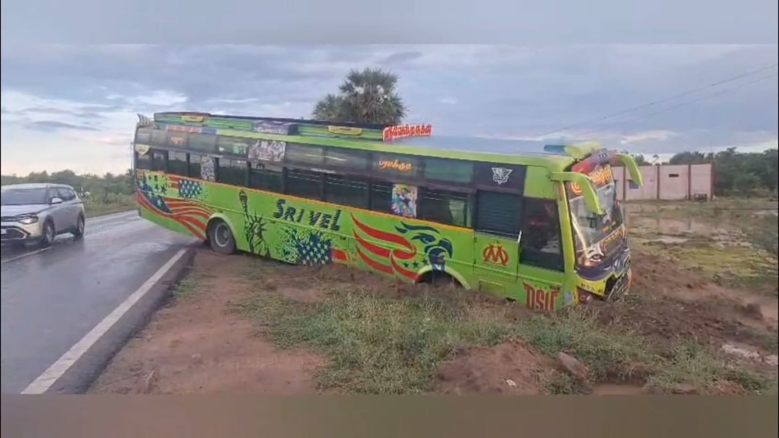 மேலபசலைப் பகுதியில் இரண்டு தனியார் பேருந்துகள் விபத்து