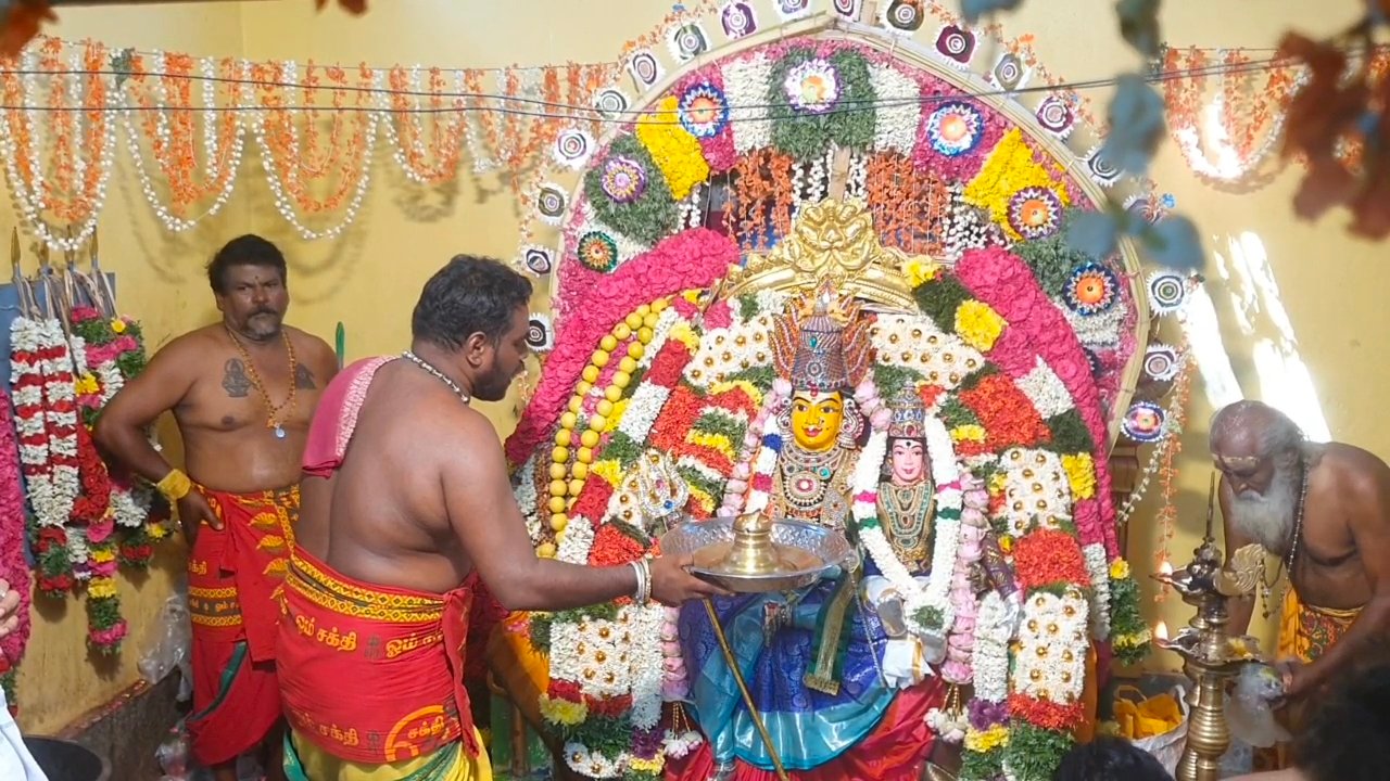 சிவகங்கை பிள்ளை வயல் காளியம்மன் கோயிலில் 72 ஆவது ஆண்டு பூச்சொரிதல் திருவிழா