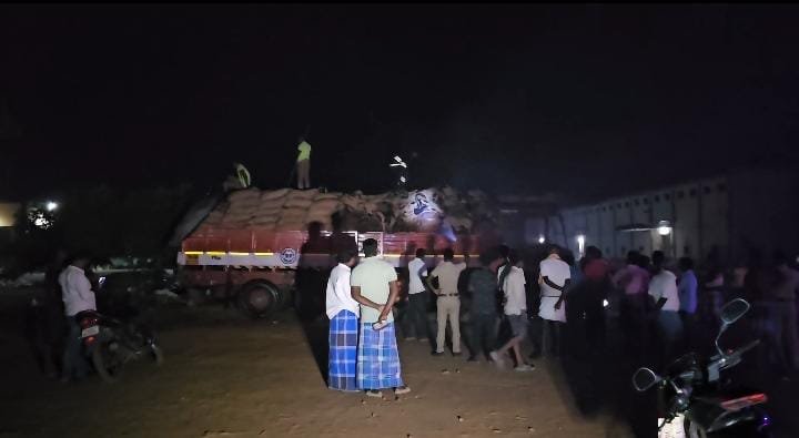 சிவகங்கை அருகே அரிசி லாரியில் தீ விபத்து &ndash; 2 டன் அரிசி கருகி நாசம்.