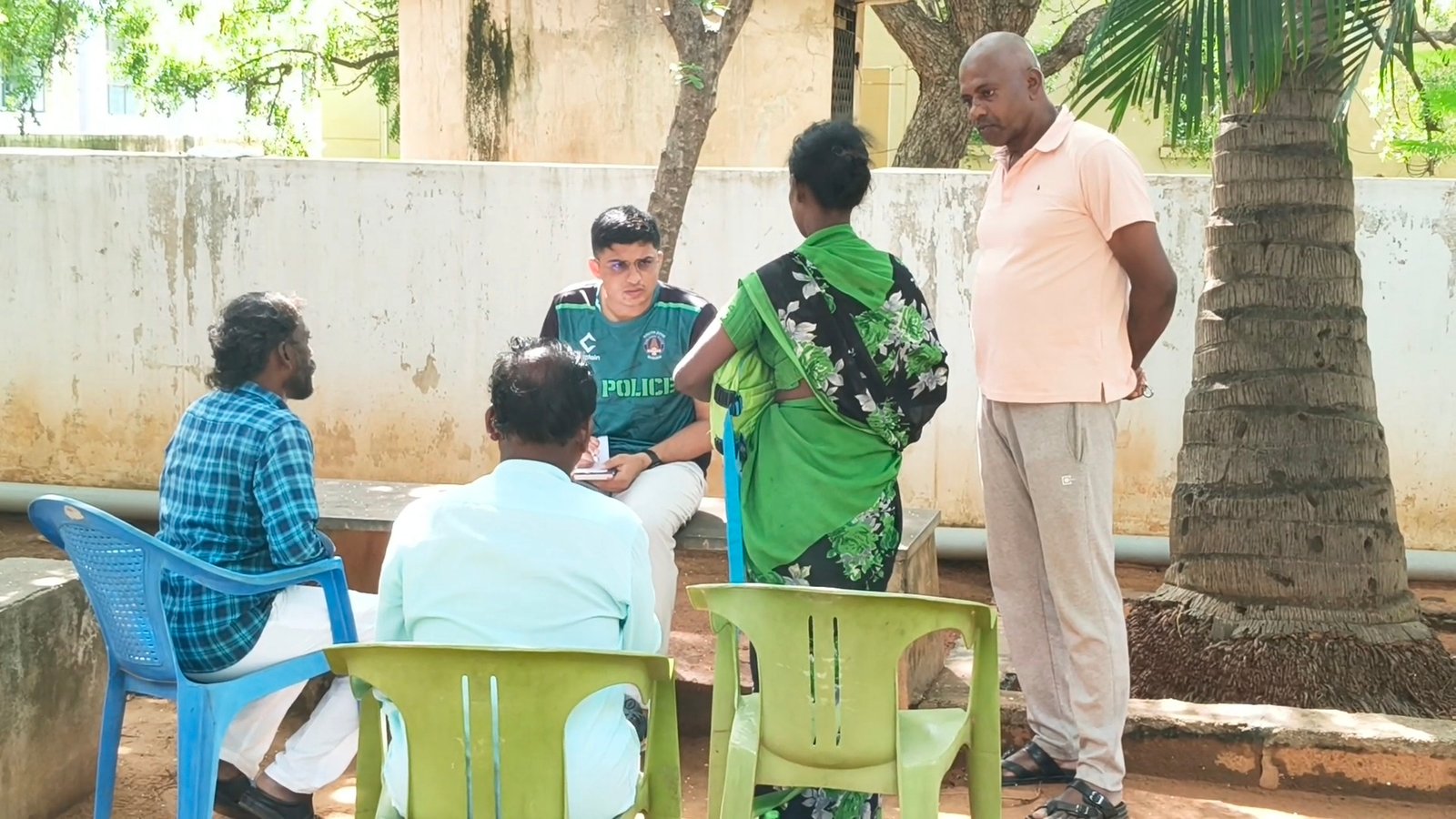 காரைக்குடியில் இரண்டு மாத பெண் குழந்தையை எடுத்துச் சென்ற நபர்கள் மீது தாய் காவல் நிலையத்தில் புகார்.