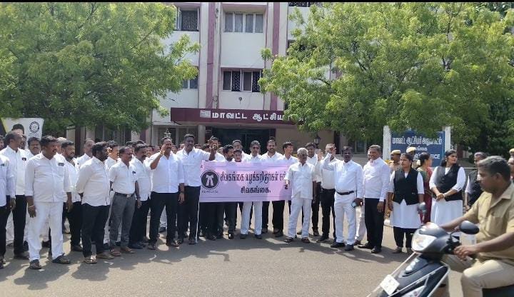 கூடுதல் மாவட்ட நீதிமன்றத்தை காரைக்குடிக்கு மாற்றம் செய்வதற்கு எதிர்ப்பு தெரிவித்து    வழக்கறிஞர்கள் ஆர்ப்பாட்டம்