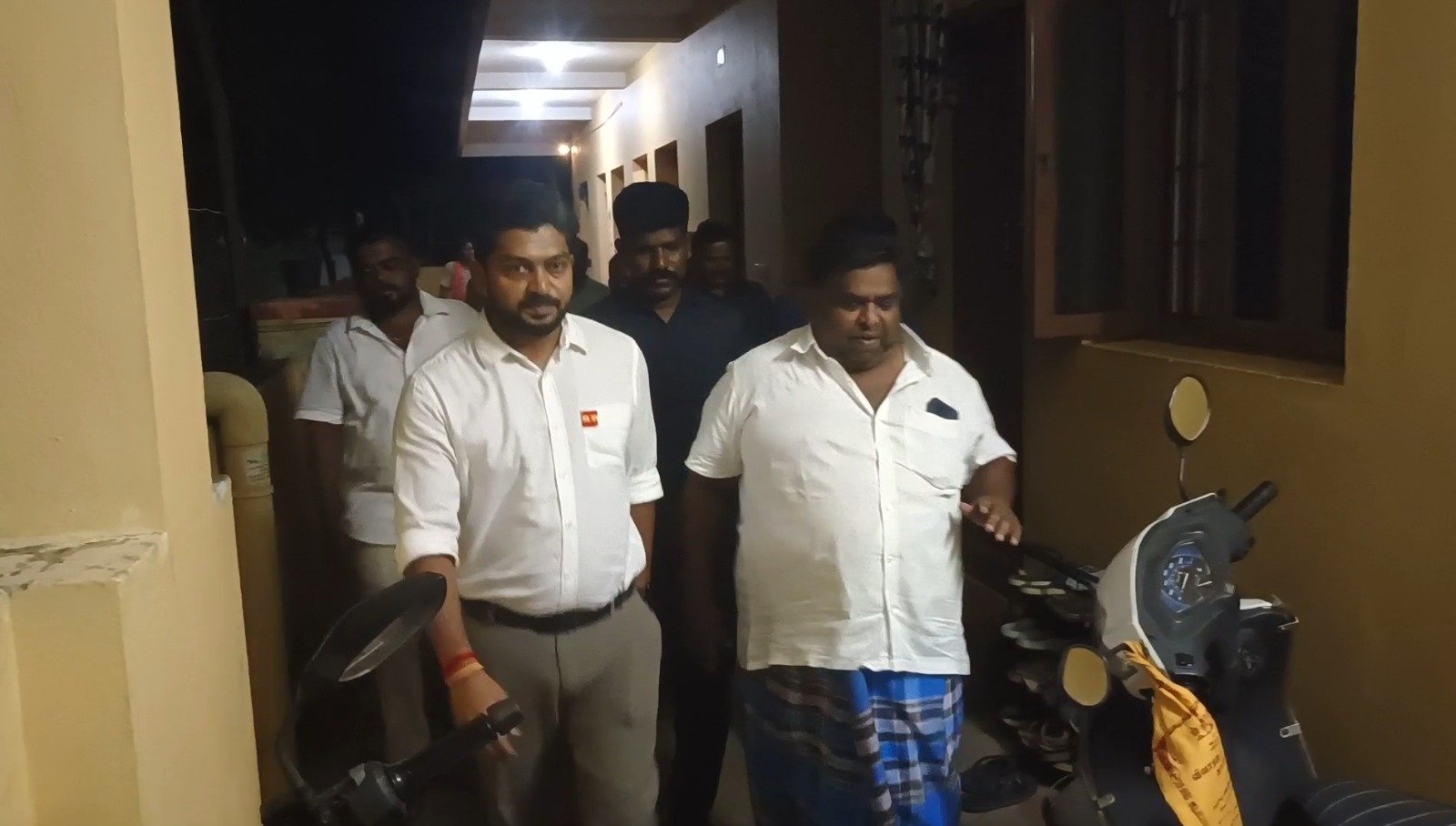 காரைக்குடி சிறுவனின் குடும்பத்தை சந்தித்த அமைச்சர் டி.கே. பிரபு... கல்வி, மருத்துவ உதவிகளை ஏற்க உறுதி!"