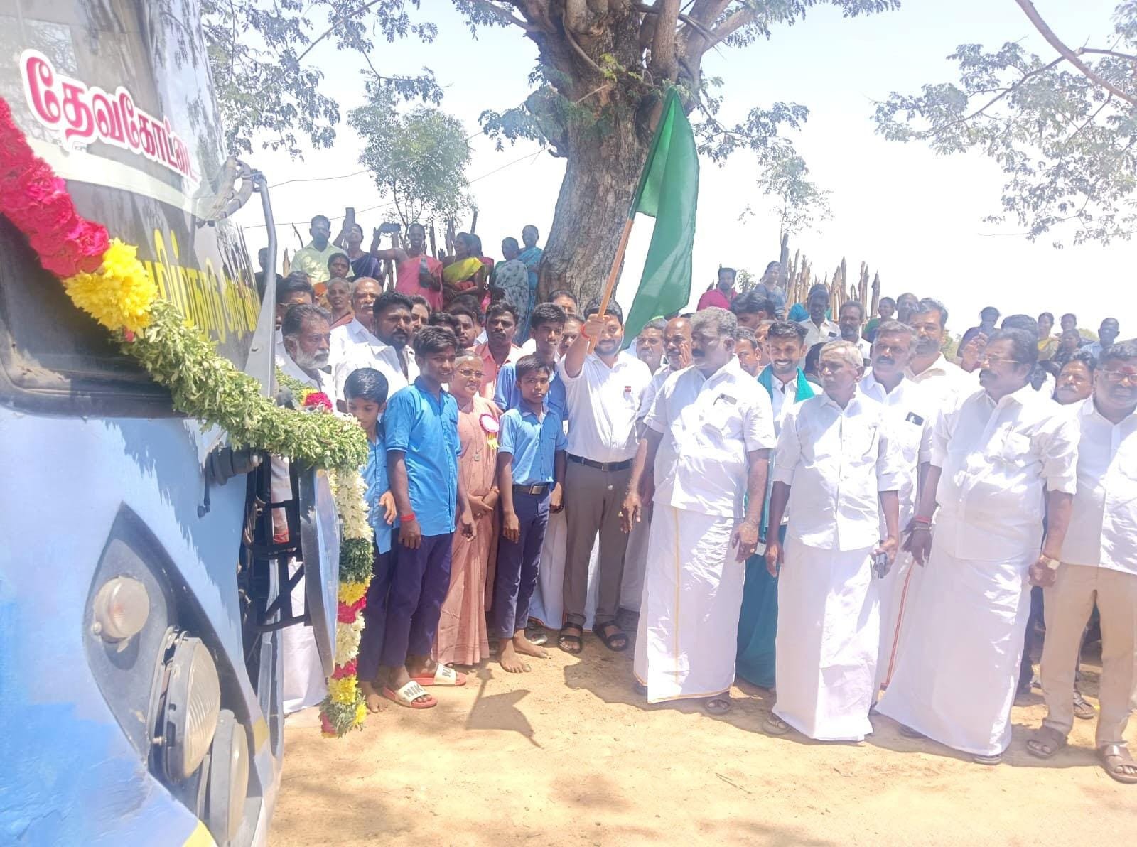ஆனந்தூர்&ndash;செக்ககுடி வழியாக புதிய அரசு பேருந்து சேவையை கொடியசைத்து துவக்கி வைத்த  அமைச்சர் டி.கே. பிரபு