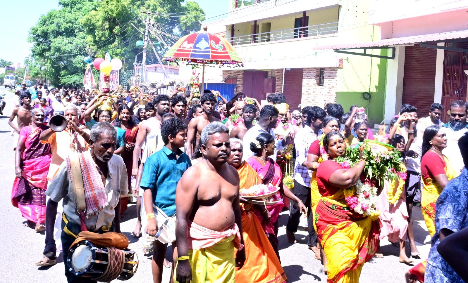 அரிவாள் மீது ஏறி நின்று அருள்வாக்கு கூறிய சாமியாடிகள்.