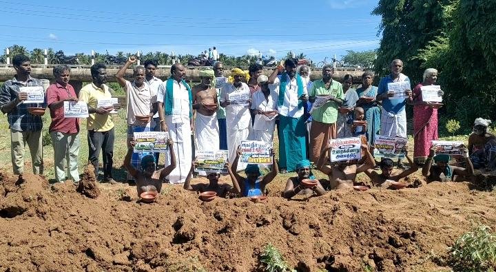 அணைக்கரைப்பட்டி பாலாற்றில் கழுத்து வரை மண்ணில் புதைந்து விவசாயிகள் போராட்டம்