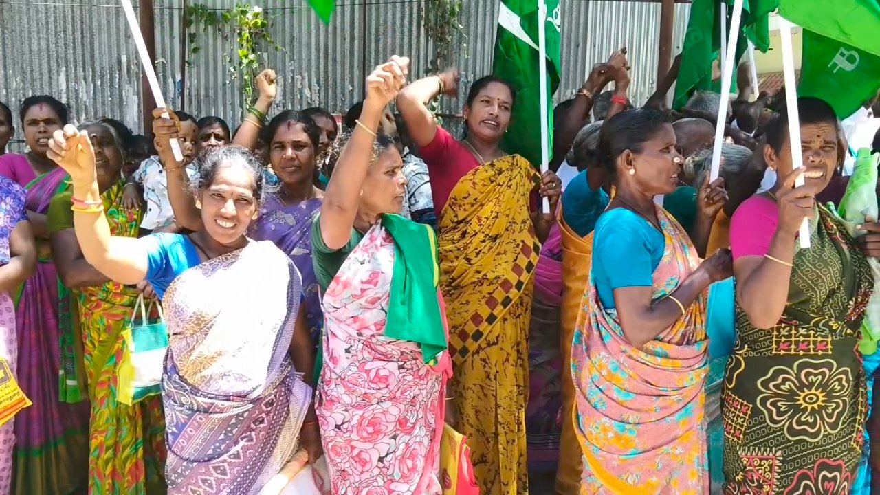 பயிர் காப்பீட்டுத் தொகை வழங்க கோரி விவசாயிகள் வேளாண்மைத்துறை அலுவலகத்தை முற்றுகை